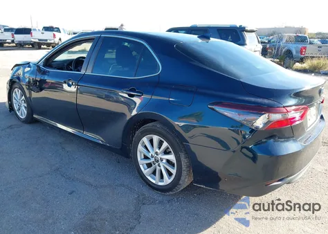 2021 Toyota Camry Le z USA, uszkodzony, nr VIN 4T1C11AK6MU471211